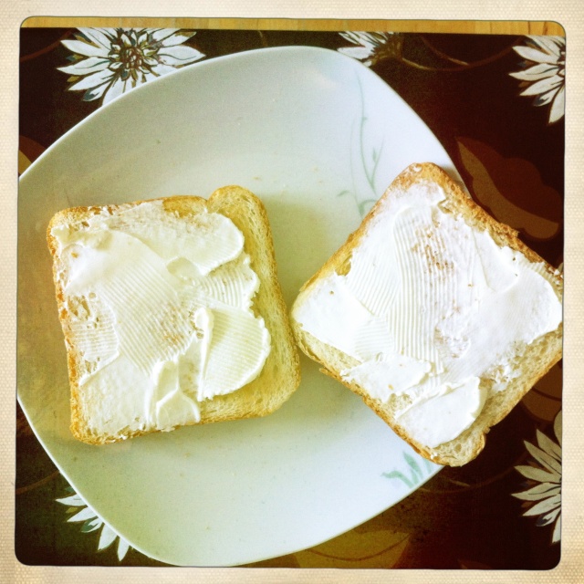 #Étés 2012 – C’est l’été, on réveille le petit-déjeuner : toasts au fromage frais