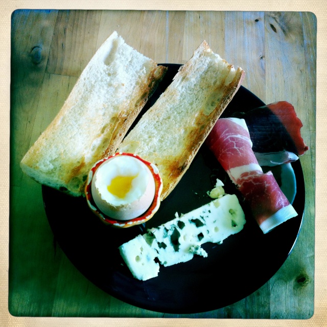 #Étés 2012 – C’est l’été, on réveille le petit-déjeuner : oeufs à la coque, jambon, roquefort