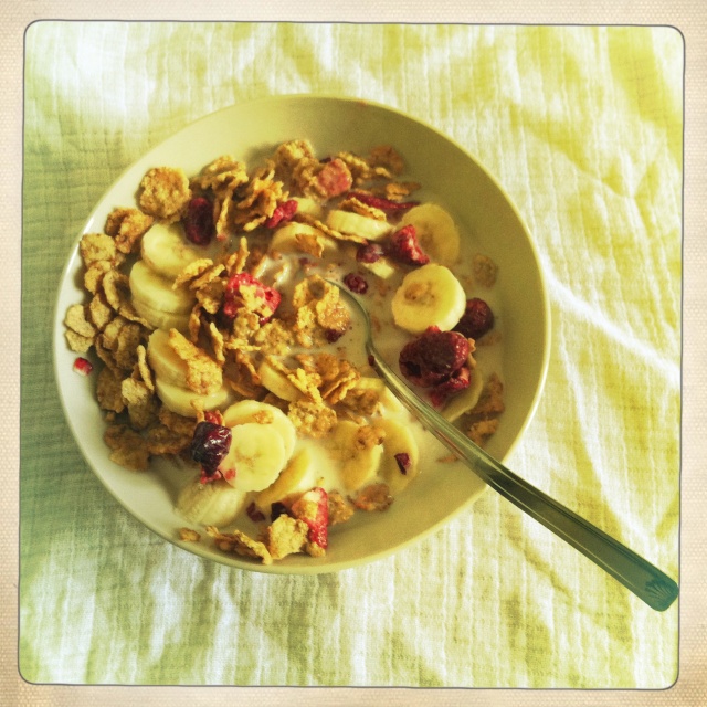 #Étés 2012 – C’est l’été, on réveille le petit-déjeuner : corn flakes à la banane